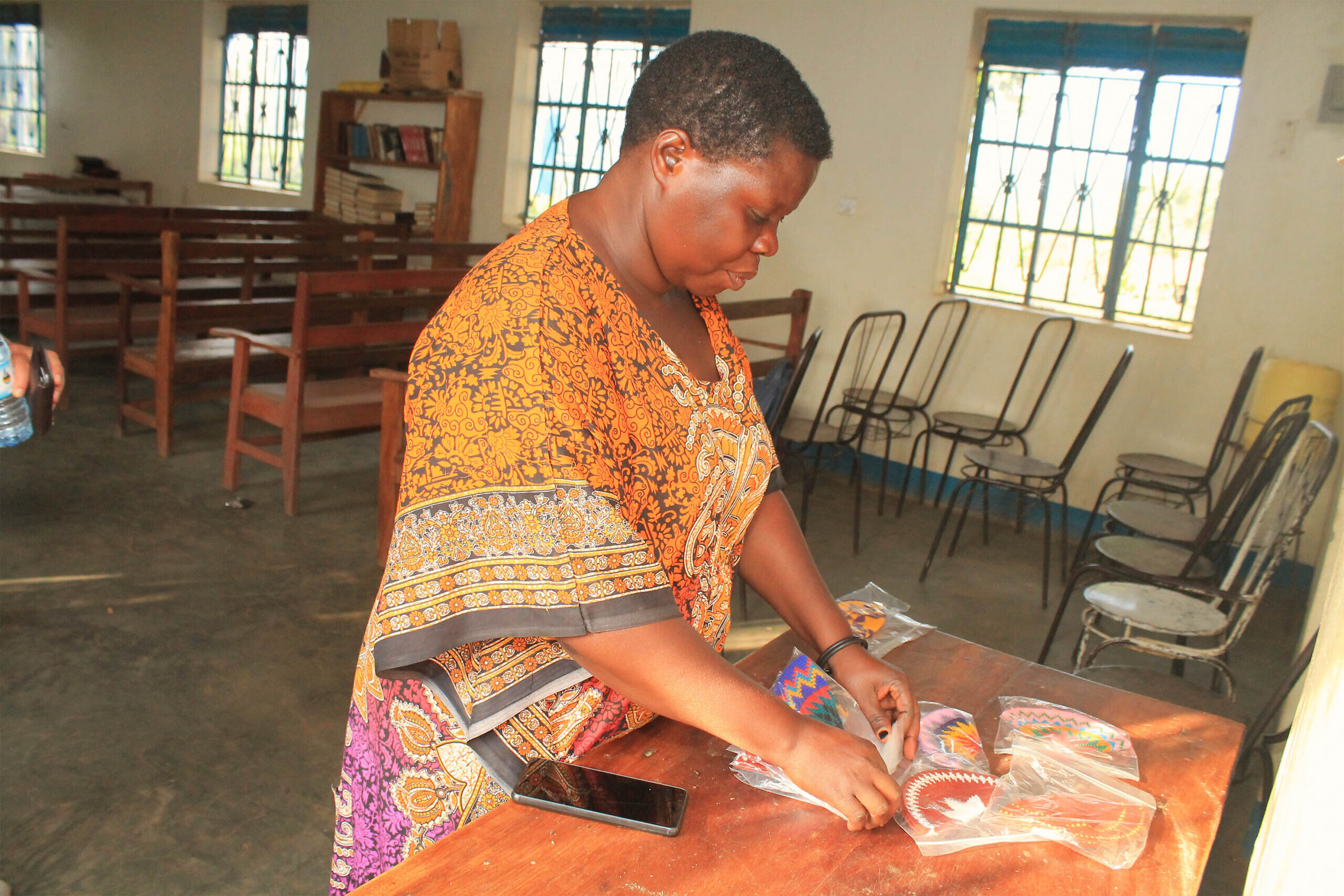 Une Abayudaya élue chef communal du village de Namanyonyi dans sa synagogue près de Mbale, en Ouganda, le 13 juillet 2023. Mère de jumeaux, elle porte le titre honorifique de « nalongo ». (Crédit : Amanda Borschel-Dan / Times of Israel)