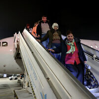 Des réfugiés ukrainiens et de nouveaux immigrants débarquent d'un avion à leur arrivée à l'aéroport israélien Ben Gourion, près de Tel Aviv, le 22 décembre 2022. (Crédit : Gil Cohen-Magen / AFP)