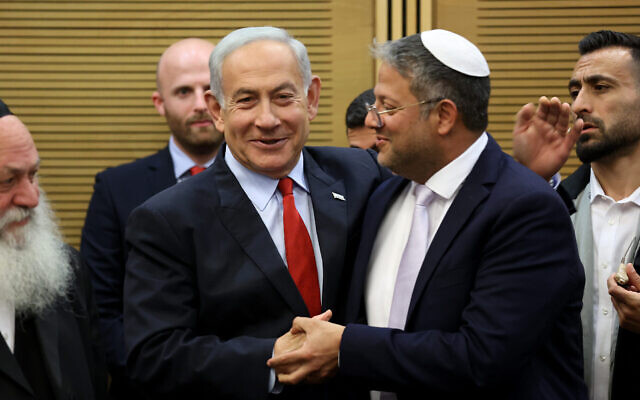 Le Premier ministre Benjamin Netanyahu, à gauche, saluant le ministre de la Sécurité nationale Itamar Ben Gvir, à la Knesset, à Jérusalem, le 23 mai 2023. (Crédit : Gil Cohen-Magen/AFP)