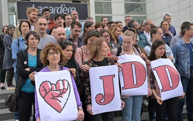 Des salariés du « Journal du Dimanche » devant le bâtiment de leur rédaction à leur 13e jour de grève, à Paris, le 5 juillet 2023. (Crédit : ALAIN JOCARD / AFP)