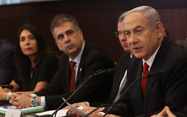 Le Premier ministre Benjamin Netanyahu, à droite, préside la rencontre hebdomadaire du cabinet à Jérusalem, le 9 juillet 2023. (Crédit : GIL COHEN-MAGEN / POOL / AFP)