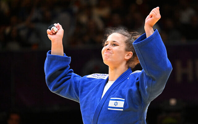 L'Israélienne Inbar Lanir (bleu) célèbre sa victoire sur la Française Madeleine Malonga après la finale de la catégorie des -78 kg des Judo Masters 2023 à Budapest, le 6 août 2023. (Crédit : ATTILA KISBENEDEK / AFP)