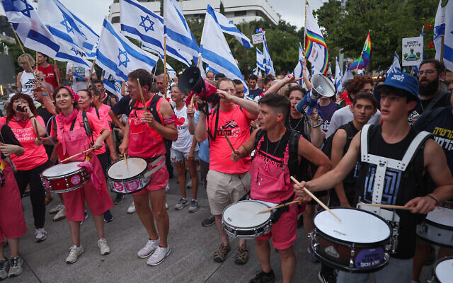 Des manifestants jouant du tambour lors d'un rassemblement contre les projets de refonte judiciaire du gouvernement, à Tel Aviv, le 12 août 2023. (Crédit : Jack Guez/AFP)