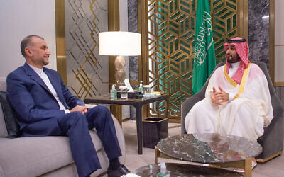 Le ministre iranien des Affaires étrangères Hossein Amir-Abdollahian, à gauche, rencontrant le prince héritier saoudien Mohammad ben Salmane, à Djeddah le 18 août 2023. (Crédit : Ministère saoudien des Affaires étrangères/AFP)