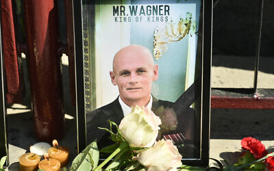 Un portrait de Dmitri Outkine, une figure obscure qui dirigeait les opérations de Wagner et aurait servi dans les renseignements militaires russes, est visible au mémorial de fortune de Novossibirsk, le 24 août 2023. (Crédit : Vladimir NIKOLAYEV / AFP)