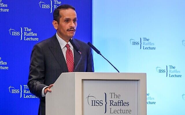 Le Premier ministre du Qatar, Mohammed ben Abdulrahman al-Thani, prononçant un discours lors de la conférence IISS Raffles, à Singapour, le 25 août 2023. (Crédit : Roslan Rahman/AFP)