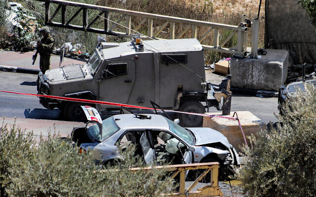 La scène d'une tentative d'attentat à la voiture bélier près de la ville de Hébron en Cisjordanie, le 30 août 2023. (Crédit : MOSAB SHAWER / AFP)