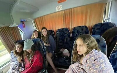 Des adolescentes dans un bus d'Ashdod à Safed qui disent que le chauffeur leur a demandé d'aller à l'arrière du bus, de couvrir leurs tenues d'été et d'enfiler des couvertures pour ne pas offenser les passagers haredi, le 13 août 2023. (Crédit : Utilisé conformément à la clause 27a de la loi sur les droits d'auteur)