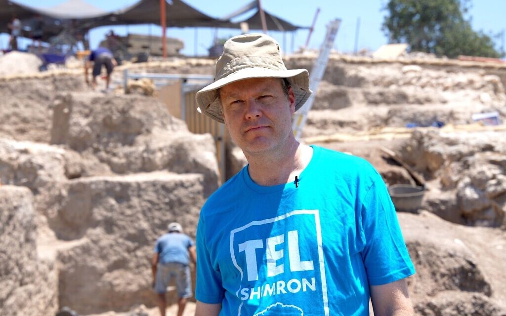 Le professeur Daniel Master, co-directeur des fouilles de Tel Shimron dans la vallée de Jezréel dans le nord d'Israël pendant la saison de fouilles 2023. (Autorisation d'Eyecon)