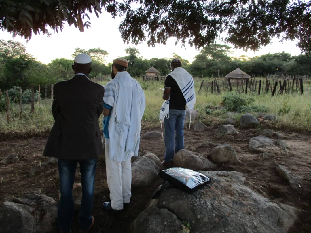 Des membres de la communauté juive Lemba du Zimbabwe lors d’une prière. (Autorisation)
