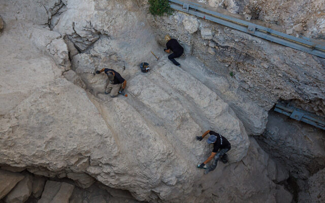 Les canaux sud d'une structure unique découverte dans la Cité de David, à Jérusalem, en août 2023. (Crédit : Eliyahu Yanai/City of David)