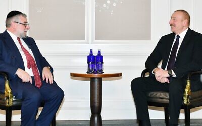 Pinchas Goldschmidt, directeur de la Conférence des rabbins européens, et Ilham Aliyev, président de l'Azerbaïdjan, à Munich, en février 2023. (Crédit : Bureau présidentiel d’Azerbaïdjan)