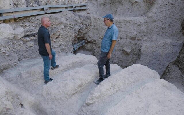 Les chercheurs Yuval Gadot, à droite, et  Yiftah Shalev examinent canaux mystérieux découverts dans la Cité de David à Jérusalem, en août 2023. (Crédit : Asaf Perry/City of David)