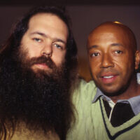 Rick Rubin, à gauche, avec Russell Simmons en 1997. (Crédit : Jim Steinfeldt/Michael Ochs Archives/Getty Images/JTA)