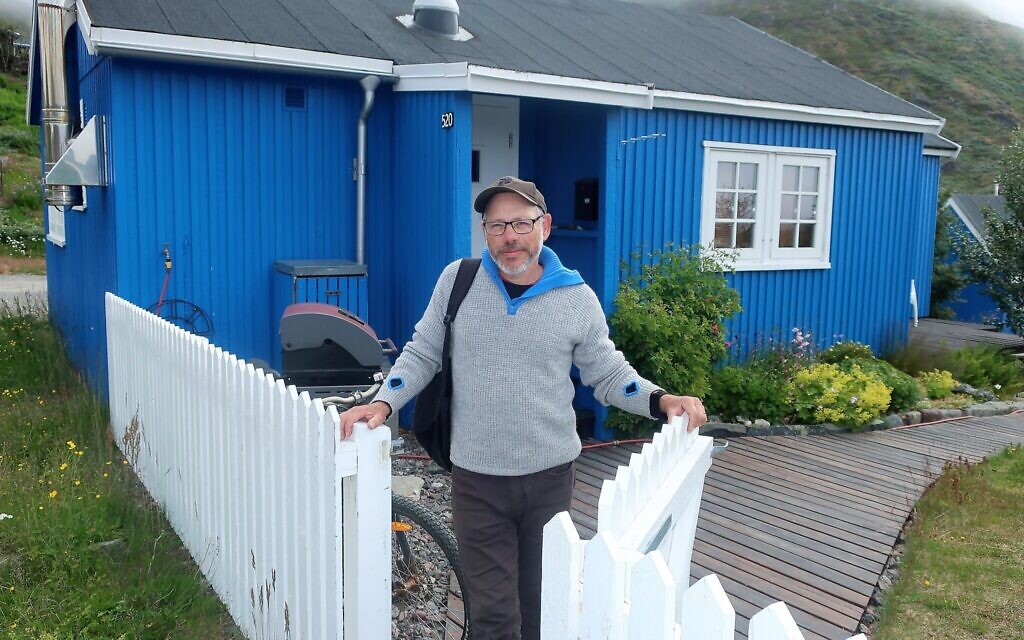 Paul Cohen à sa maison de Narsaq, au Groenland. (Crédit : Dan Fellner/ JTA)