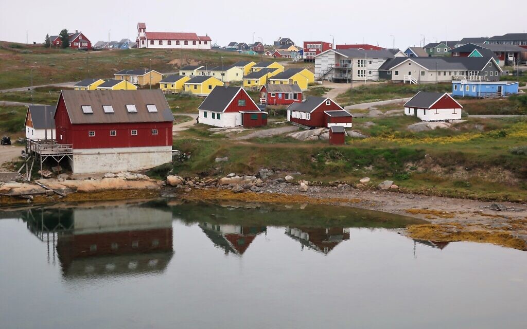 La ville de Narsaq, située sur la côte du Groenland, au sud-ouest du pays, accueille environ 1300 habitants. (Crédit : Dan Fellner/ JTA)
