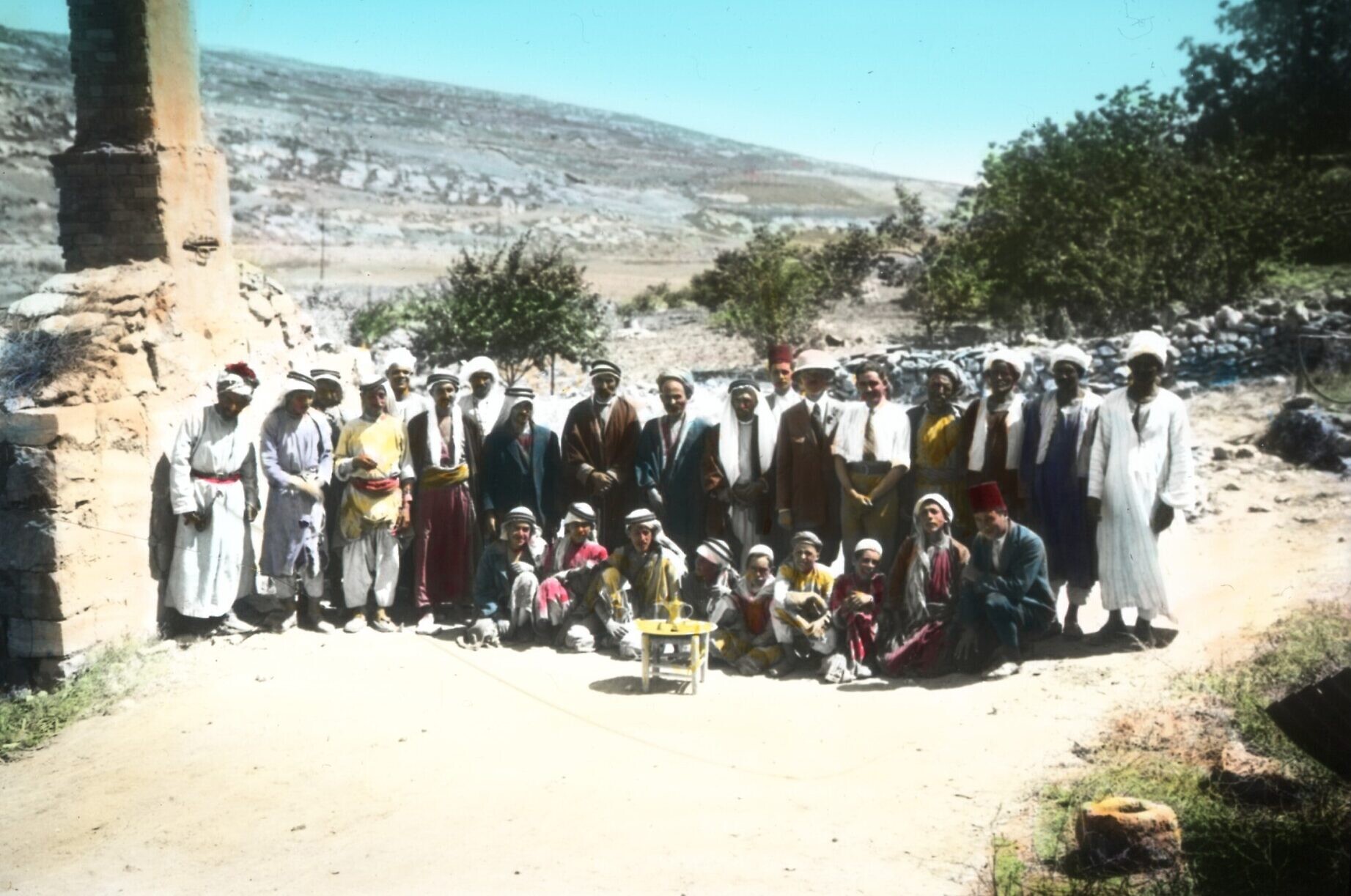 Le personnel et les contremaîtres des fouilles de Tell en-Naṣbeh avec quelques travailleurs, en 1926. (Crédit : Musée Badè/École de religion du Pacifique)
