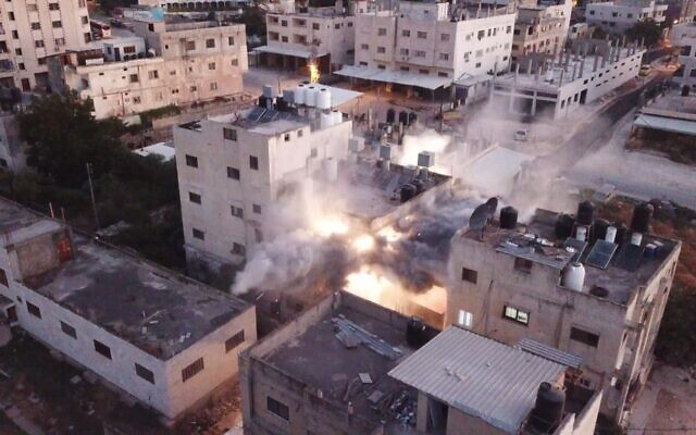 L'armée israélienne démolit la maison d'Abdel Fattah Hussein Kharousha, qui a tué deux frères israéliens à Huwara en février, dans le camp de réfugiés d'Askar près de Naplouse, le 8 août 2023. (Crédit : armée israélienne)