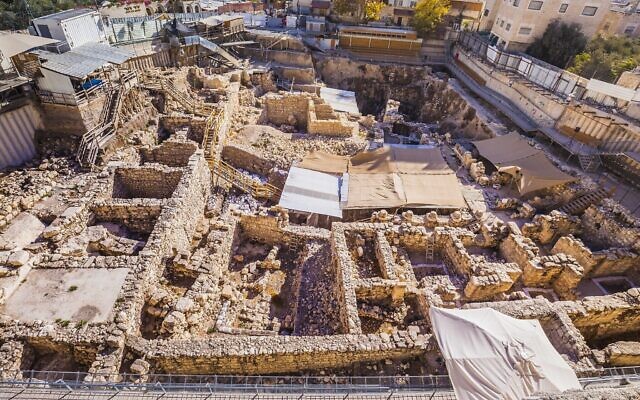 Les fouilles entreprises sur une installation antique unique en son genre au parking Givati, dans la Cité de David, à Jérusalem, au mois d'août 2023. (Crédit : Kobi Harathi/City of David)