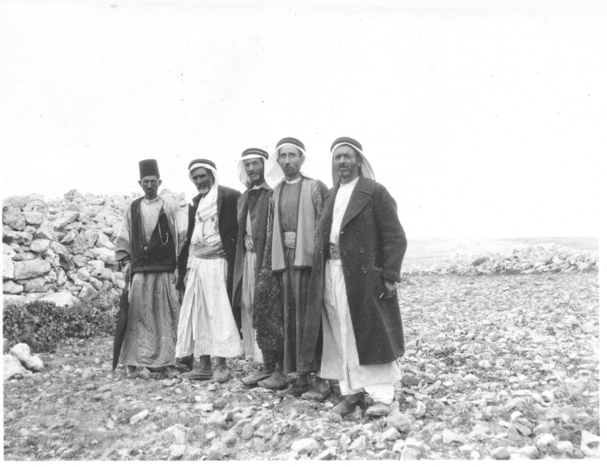 Un groupe de propriétaires terriens qui ont loué des parcelles de leurs propriétés pour les fouilles de W.F. Badè, à Tell en-Naṣbeh, en 1929. (Crédit : Musée Badè/École de religion du Pacifique)