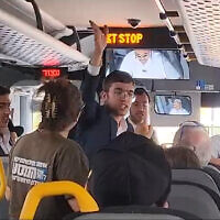 Des hommes haredim et des militants anti-refonte se disputant à bord d'un bus à destination de Bnei Brak, en Israël, le 16 août 2023. (Crédit : Frères d'armes)