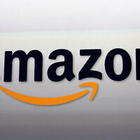 Le logo d'Amazon, à Santa Monica, en Californie, le 6 septembre 2012. (Crédit : Reed Saxon/AP)