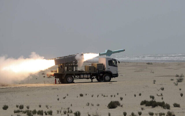 Illustration : Un missile de croisière iranien lancé lors d'un exercice naval dans le golfe d'Oman, le 18 juin 2020. (Crédit : Armée iranienne via AP)