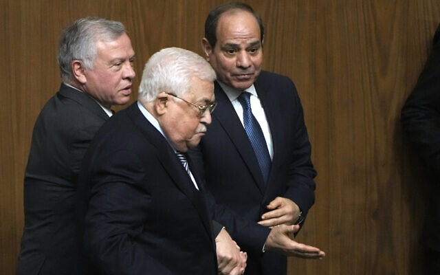Le président égyptien Abdel Fattah al-Sissi, à droite, saluant le dirigeant de l'AP Mahmoud Abbas, au centre, et le roi Abdallah II de Jordanie, lors d'une conférence au siège de la Ligue arabe, au Caire, en Égypte, le 12 février 2023. (Crédit : Amr Nabil/AP Photo)