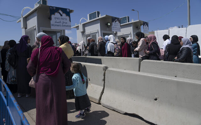 Des Palestiniennes faisant la queue au poste de contrôle de sécurité de Qalandia, qui relie la Cisjordanie à Jérusalem, pour les prières du Ramadan, le 14 avril 2023. (Crédit : Nasser Nasser/AP)
