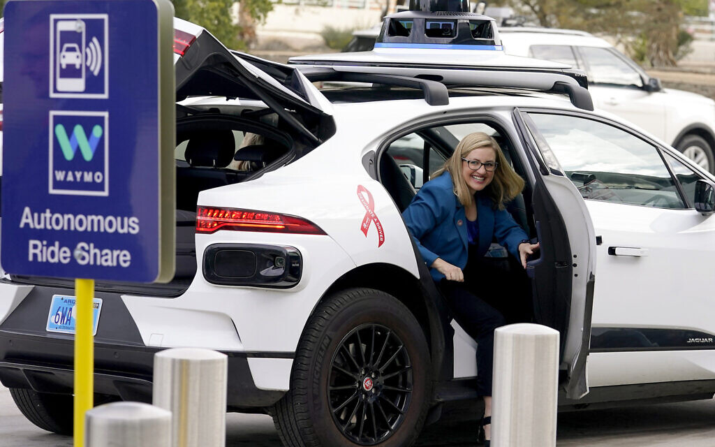 La maire de Phoenix, Kate Gallego, arrivant dans un véhicule auto-piloté de Waymo, à l'installation Sky Train de l'aéroport international Sky Harbor, à Phoenix, le 16 décembre 2022. (Crédit : Matt York/AP Photo/Dossier)