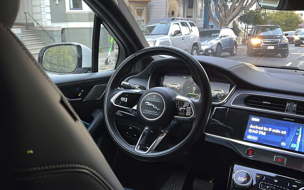Un taxi sans chauffeur Waymo roulant dans la rue lors d'un essai, à San Francisco, le 15 février 2023. (Crédit : Terry Chea/AP Photo)