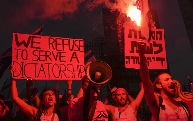 Des Israéliens protestant contre la refonte judiciaire mise en œuvre par le gouvernement du Premier ministre Benjamin Netanyahu, à Tel Aviv, en Israël, le 29 juillet 2023. (Crédit : Tsafrir Abayov/AP Photo)