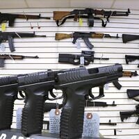 Des armes semi-automatiques à la vente au Capitol City Arms Supply à Springfield, dans l'Illinois, le 16 janvier 2013. (Crédit : Seth Perlman/AP)