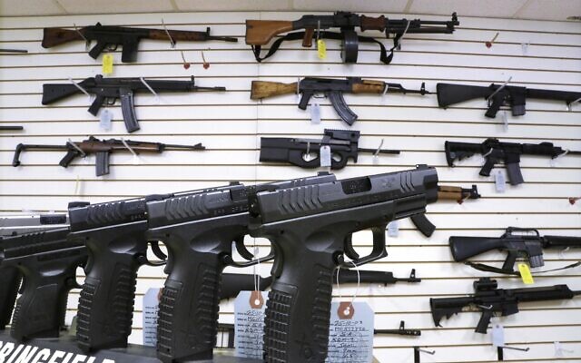 Des armes semi-automatiques à la vente au Capitol City Arms Supply à Springfield, dans l'Illinois, le 16 janvier 2013. (Crédit : Seth Perlman/AP)