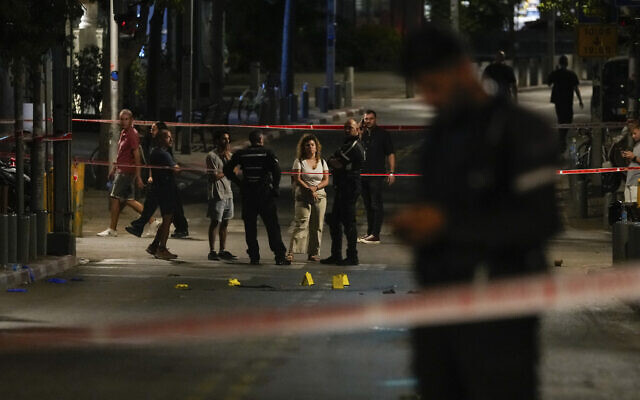 La police israélienne inspectant le site d'un attentat terroriste meurtrier, à Tel Aviv, le 5 août 2023. (Crédit : Maya Alleruzzo/AP Photo)