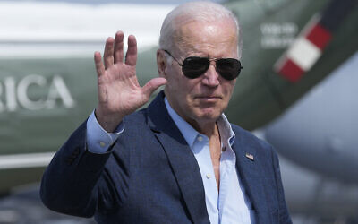 Le président américain Joe Biden saluant la foule alors qu'il s'apprête à monter à bord d'Air Force One, à la base aérienne de Dover, dans le Delaware, le 19 juin 2023. (Crédit : Susan Walsh/AP)