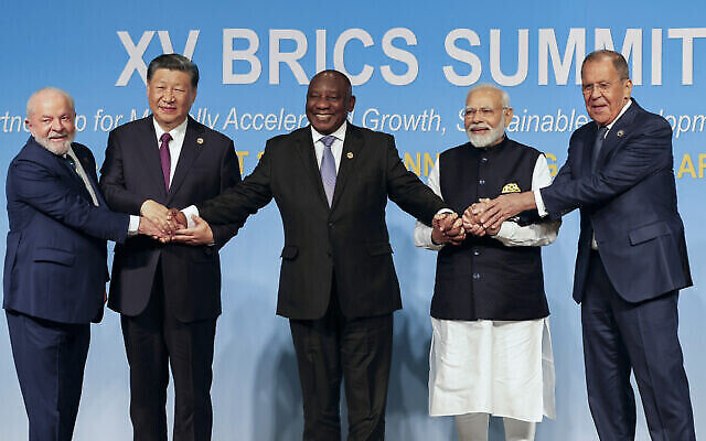 De gauche à droite, le président brésilien Luiz Inacio Lula da Silva, le président chinois Xi Jinping, le président sud-africain Cyril Ramaphosa, le Premier ministre indien Narendra Modi et le ministre russe des Affaires étrangères Sergueï Lavrov posent pour une photo de groupe des BRICS lors du sommet des BRICS 2023 à Johannesburg, en Afrique du Sud. 23 août 2023. (Crédit : Gianluigi Guercia/Pool via AP)