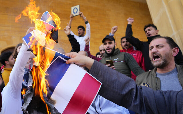 Des dizaines de manifestants en colère brûlant les drapeaux suédois et néerlandais après la prière du vendredi devant la mosquée Mohammad al-Amin pour dénoncer la récente profanation du livre saint de l'islam par des activistes dans les pays européens, dans le centre de Beyrouth, au Liban, le 27 janvier 2023. (Crédit : Hassan Ammar/AP Photo/Dossier)