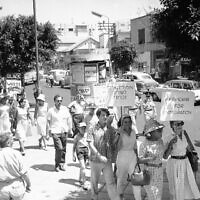 Des Américains installés en Israël défilent en direction de l'ambassade américaine de Tel Aviv avec des pancartes en hébreu sur lesquelles on peut lire « Les Américains en faveur de l'égalité des droits », le 28 août 1963. (Photo AP)