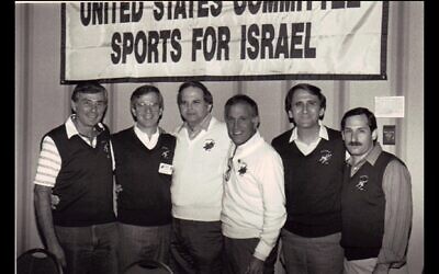 Alan Sherman, deuxième à partir de la droite, lors d'une réunion du Comité américain des sports pour Israël. (Crédit : Maccabi USA via JTA)