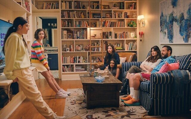 (De gauche à droite) : Sunny Sandler, Samantha Lorraine, Sadie Sandler, Zaara Kuttemperoor, Idina Menzel et Adam Sandler dans une scène du film Netflix « You Are So Not Invited To My Bat Mitzvah ». (Avec l'aimable autorisation de Netflix)