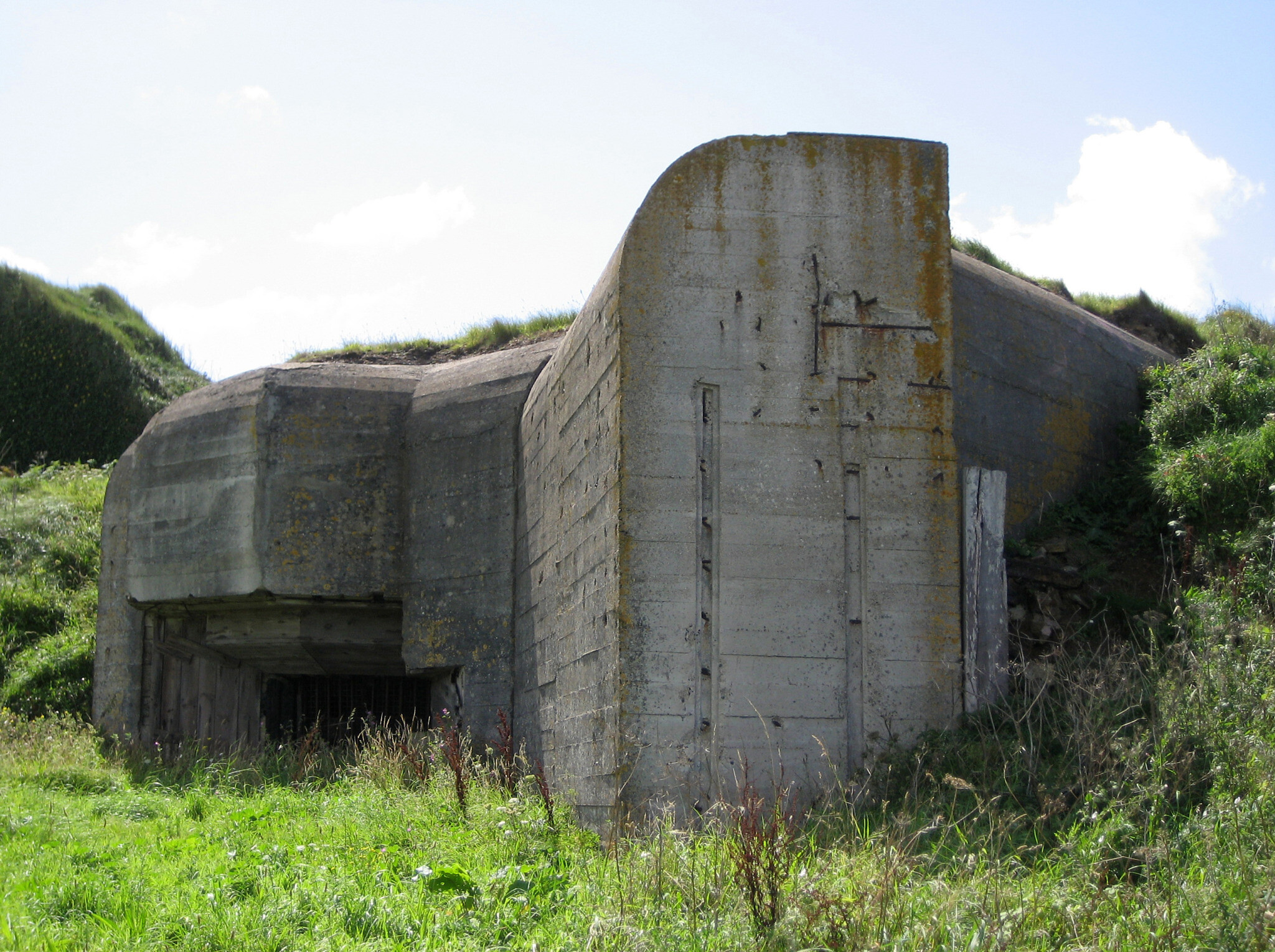 Un bunker sur Aurigny, probablement construit par des travailleurs forcés de Sylt et d'autres camps. (Crédit : Andree Stephan/CC BY 3.0/Antiquity Publications)