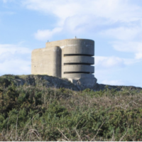 Illustration : "The Odeon", le bunker allemand de la Seconde Guerre mondiale, haut de trois à quatre étages et disposant d'un emplacement anti-aérien à l'arrière, à Aurigny dont on dit qu'elle était la plus fortifiée des îles Anglo-Normandes. (Crédit : CC-SA-Tim Brighton)