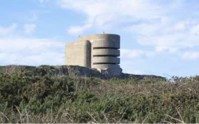 Illustration : "The Odeon", le bunker allemand de la Seconde Guerre mondiale, haut de trois à quatre étages et disposant d'un emplacement anti-aérien à l'arrière, à Aurigny dont on dit qu'elle était la plus fortifiée des îles Anglo-Normandes. (Crédit : CC-SA-Tim Brighton)