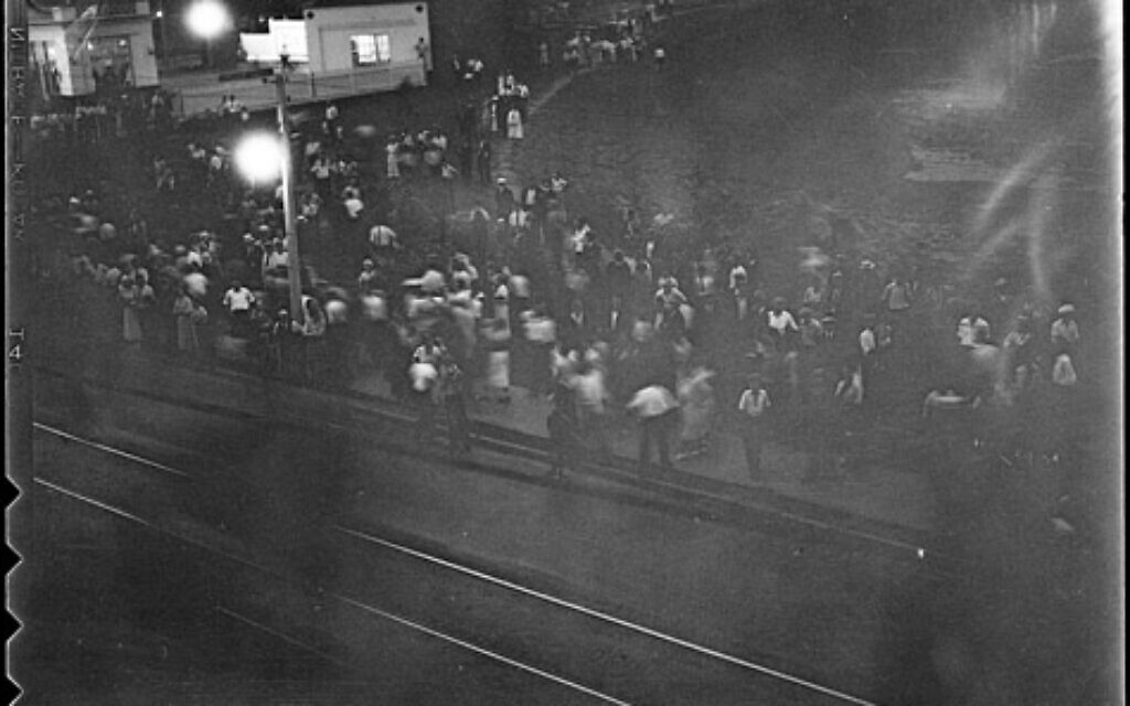 La seule photographie connue de l'émeute de Christie Pits, à Toronto, le 16 août 1933. (Crédit : Globe and Mail / Archives de la ville de Toronto / Domaine public)