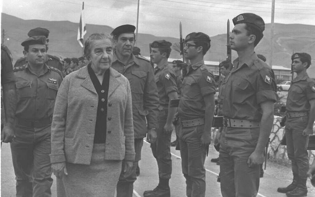 La Première ministre Golda Meïr visitant le kibboutz Naaran, en Cisjordanie, le 28 novembre 1972. (Crédit : Moshe Milner/GPO)