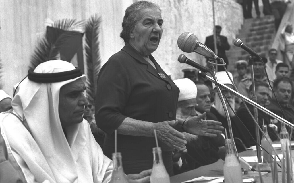 La Première ministre Golda Meïr s'adressant aux membres de la communauté druze et à des invités lors du festival Nebi Shueib, à Hittim. (Crédit : GPO)