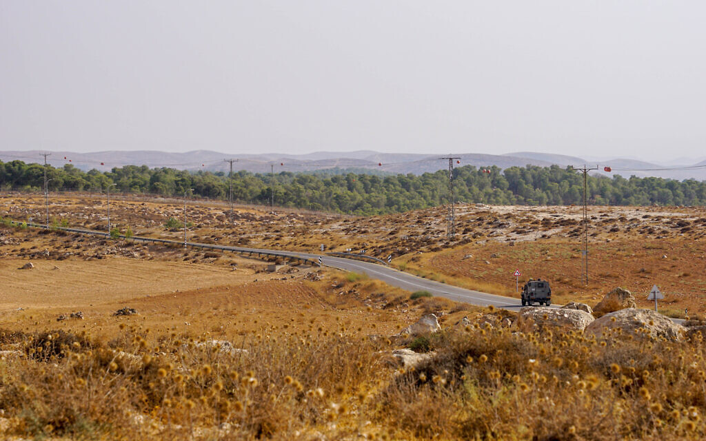 Un véhicule militaire roulant sur une route dans le sud de la Cisjordanie, le 15 août 2023. (Crédit : Emanuel Fabian/Times of Israel)