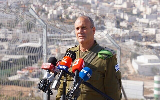 Le chef du Commandement du Centre de l'armée israélienne, le général de division Yehuda Fox, s'adressant aux journalistes depuis la base de la brigade régionale de Judée, près de la ville de Hébron, en Cisjordanie, le 21 août 2023. (Crédit : Emanuel Fabian/Times of Israel)