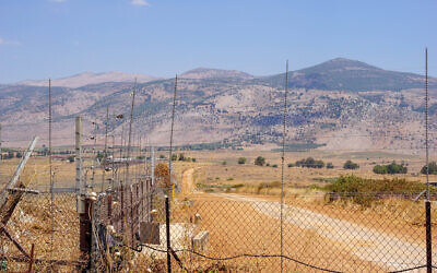 Vue du Mont Dov, également connu sous le nom de "Fermes de Chebaa", depuis le village de Ghajar à la frontière du Liban, le 2 août 2023. (Crédit : Emanuel Fabian/Times of Israel)